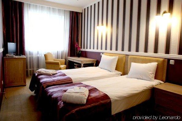 Hotel O Azamat Astaná Habitación foto