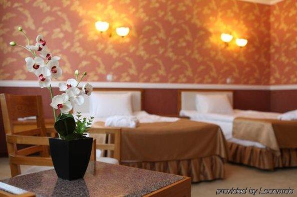 Hotel O Azamat Astaná Habitación foto
